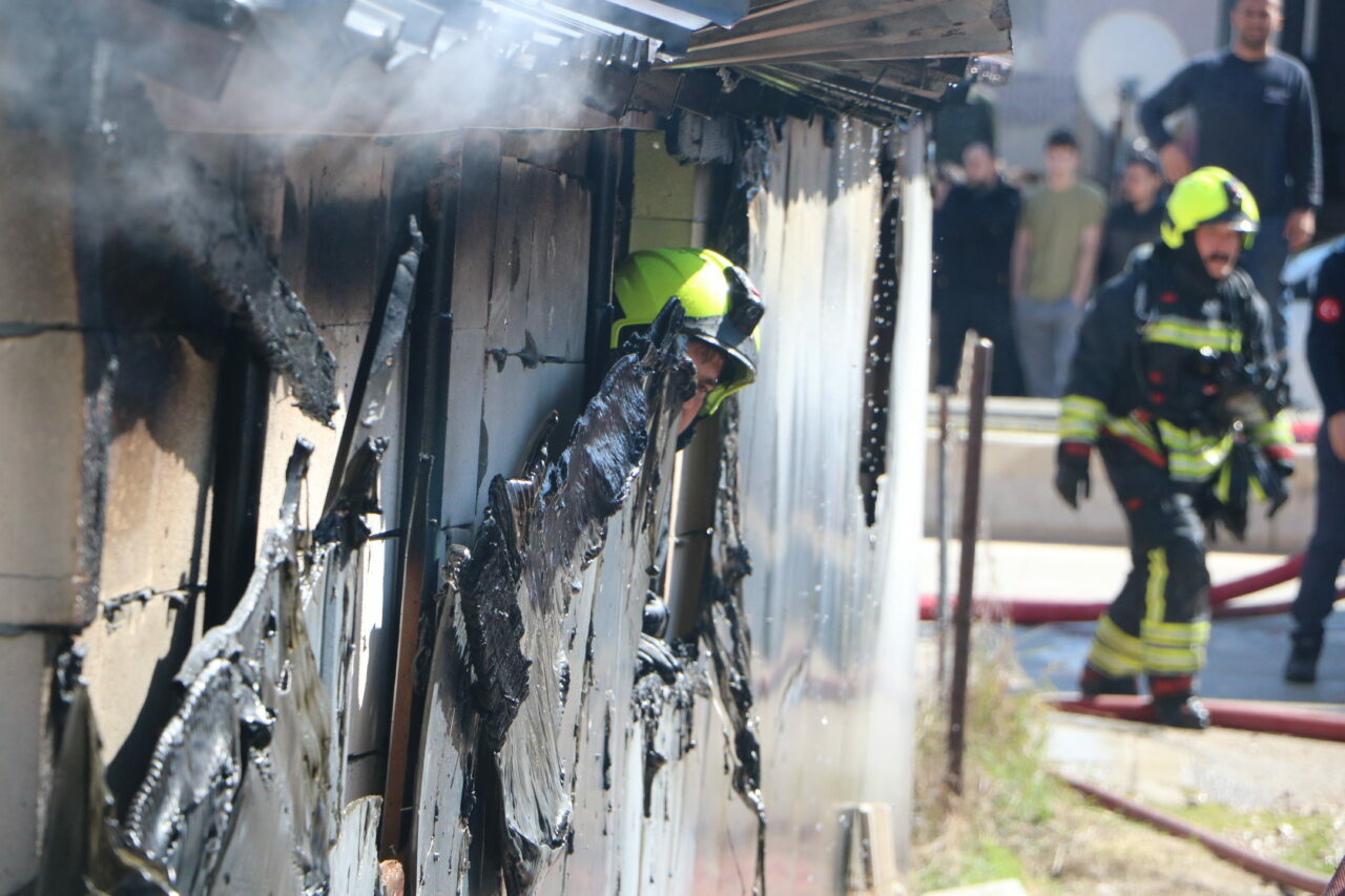 Ev ve yanındaki mobilya atölyesi yandı