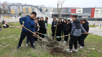 Nilüfer’de minikler doğa için fidan dikti