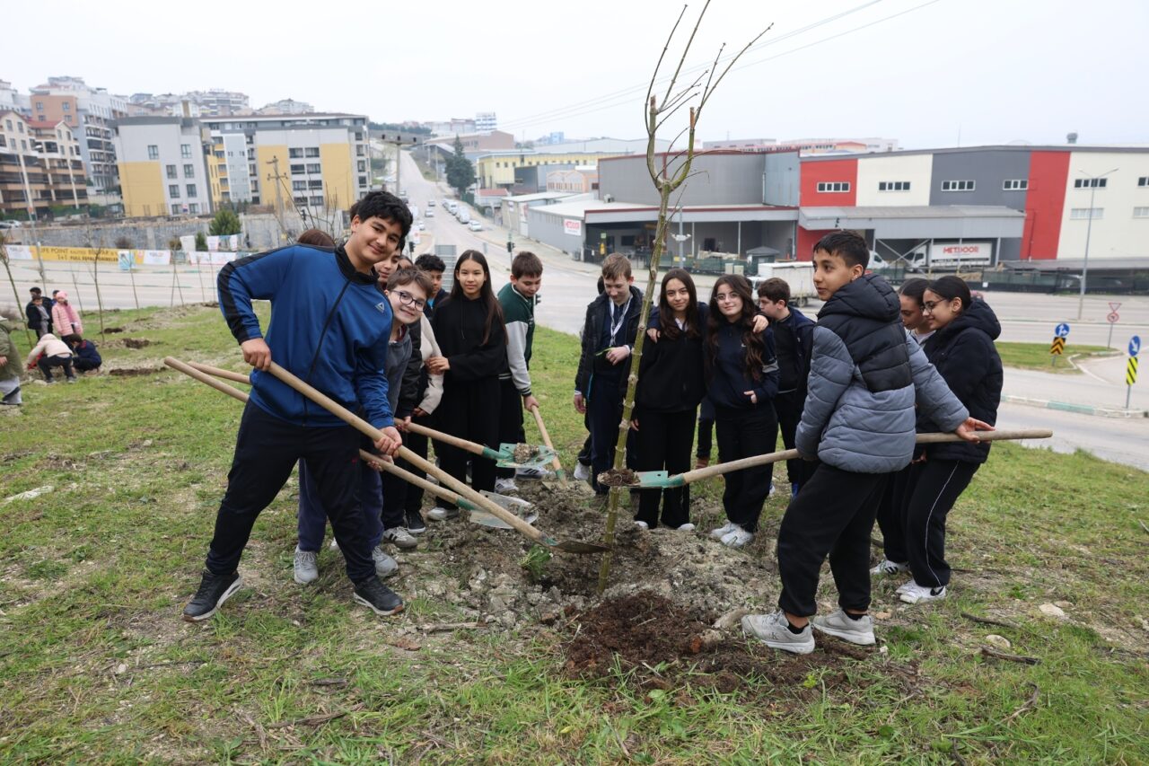 Nilüfer’de minikler doğa için fidan dikti Nilüfer’de minikler doğa için fidan dikti