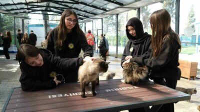 Bursa’da gençlerden patili canlara ziyaret
