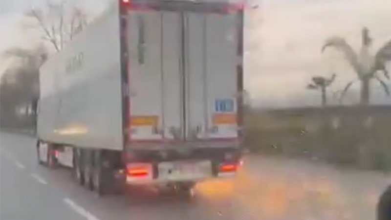 Bursa’da korku dolu anlar! Direği deviren TIR olay yerinden kaçtı Bursa’da korku dolu anlar! Direği deviren TIR olay yerinden kaçtı