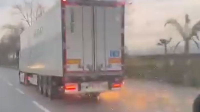 Bursa’da korku dolu anlar! Direği deviren TIR olay yerinden kaçtı