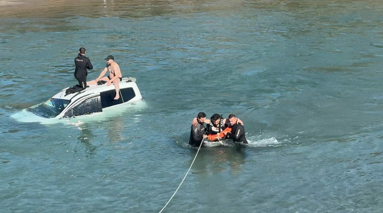 Hafif ticari araç köprüden baraj gölüne uçtu