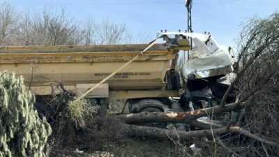 Hafriyat kamyonu kaza yaptı!