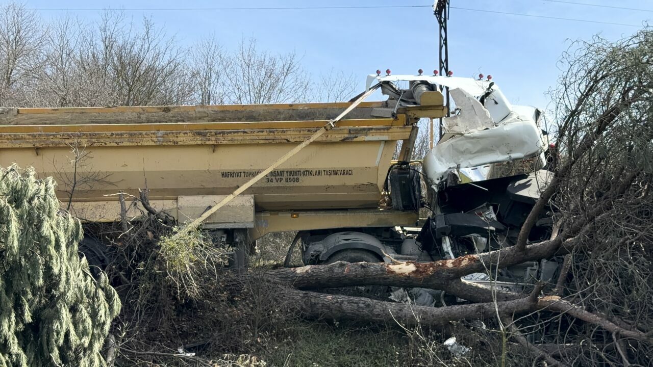 Hafriyat kamyonu kaza yaptı! Hafriyat kamyonu kaza yaptı!