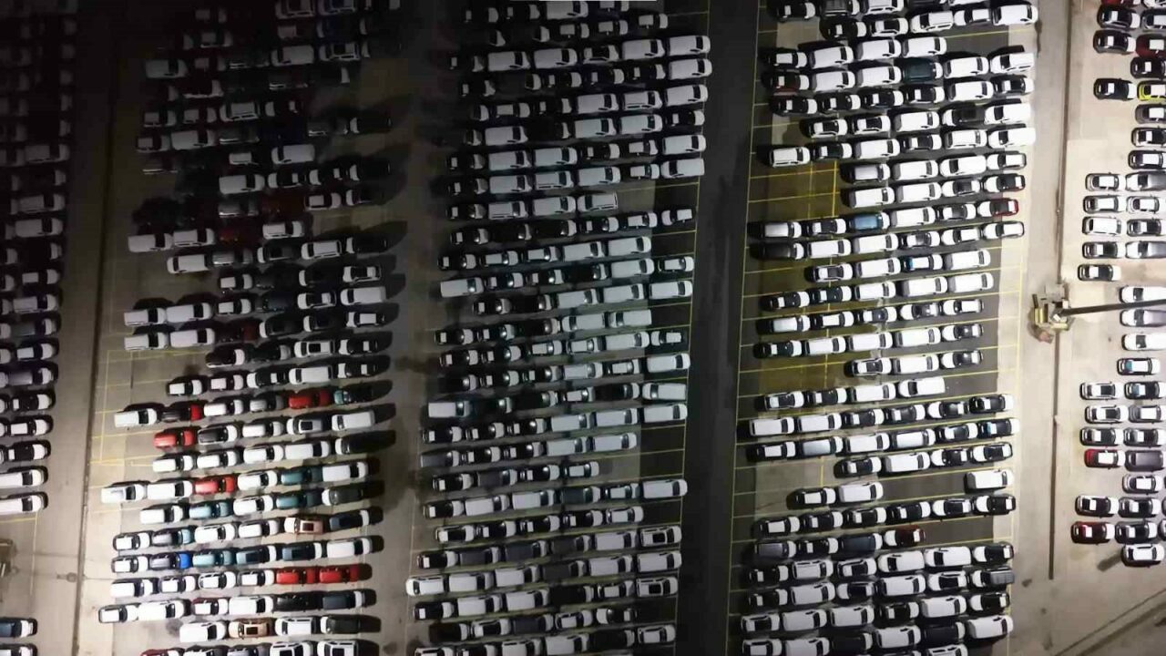 Gece saatlerinde dikkat çeken yoğunluk! Yüzlerce sıfır araç…