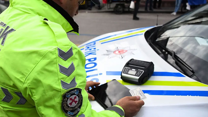 Herkes bu aracı konuşuyor: Sahibinden az hasarlı bol trafik cezalı…