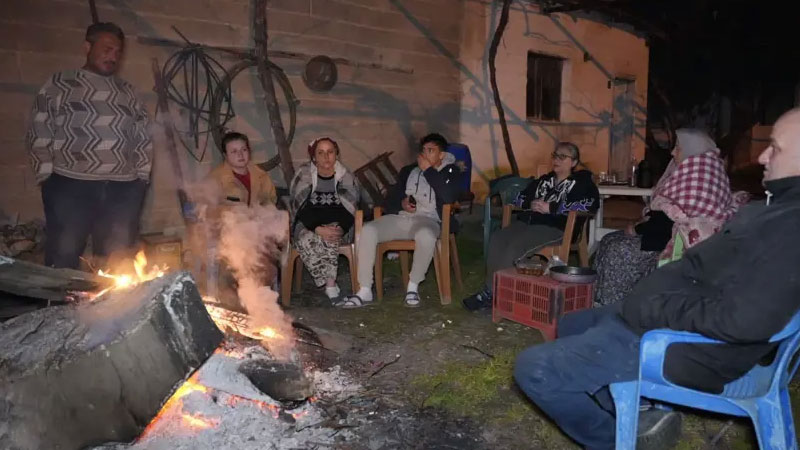 Artçılar devam ediyor: Vatandaşlar dışarda sabahladı