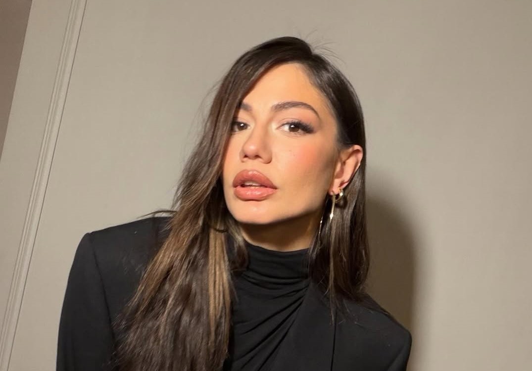 Demet Özdemir yeni pozlarını beğeniye sundu!