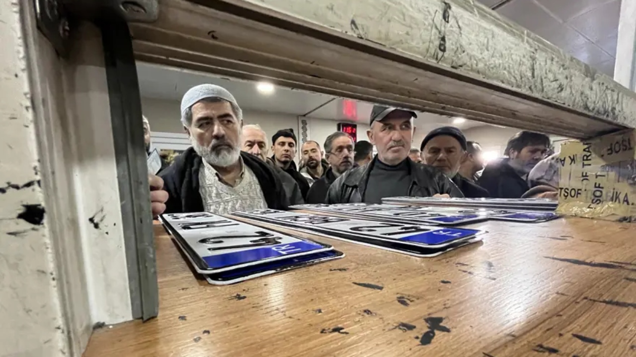Süre azaldı! Yoğun plaka mesaisi
