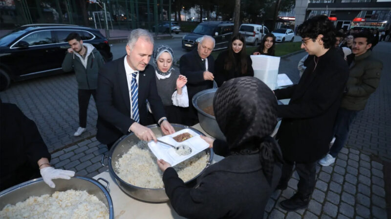 İnegöl İşletme Fakültesi’nde 500 öğrenciyle iftar sofrası kuruldu İnegöl Belediyesi ile Uludağ Üniversitesi İnegöl İşletme Fakültesi iş birliğinde