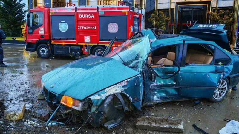 Bursa'nın İnegöl ilçesinde yağış nedeniyle kayganlaşan yolda sürücüsünün kontrolünü kaybettiği