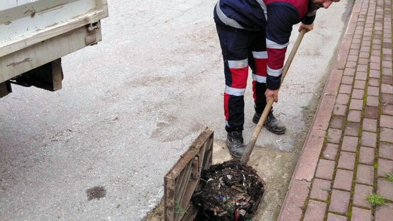 İnegöl Belediyesi, BUSKİ ekiplerine menfez temizliği çalışmalarında destek veriyor.