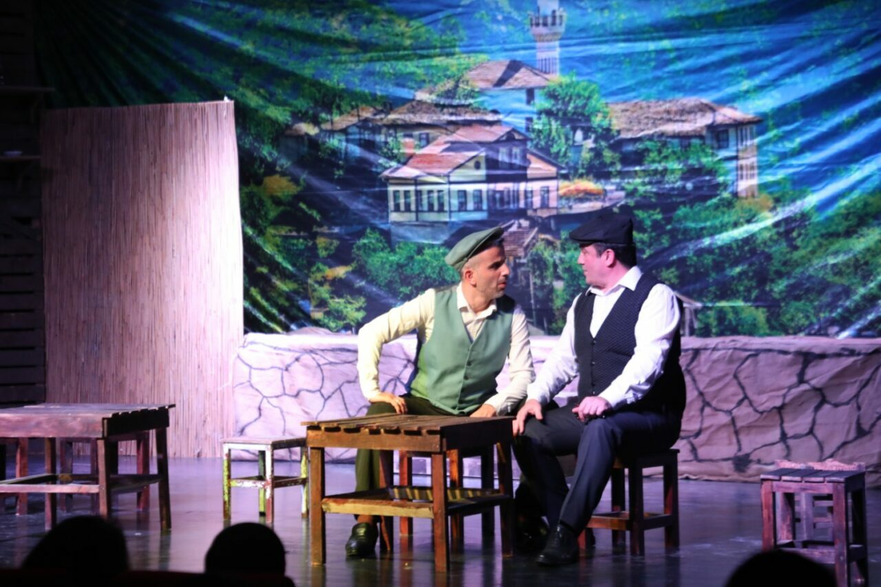 İnegöl’de Dünya Tiyatrolar Günü ‘Komşu Köyün Delisi’ ile kutlandı İnegöl’de Dünya Tiyatrolar Günü ‘Komşu Köyün Delisi’ ile kutlandı