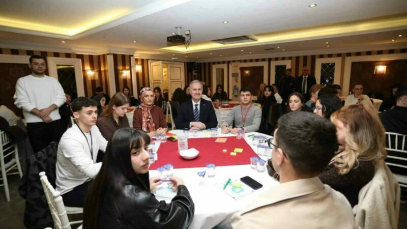 İnegöl’de söz gençlerin: 100’ü aşkın öğrenci geleceğin şehrini konuştu İnegöl Belediyesi tarafından 2026 yılının "Gençlik Yılı" ilan edilmesi kapsamında