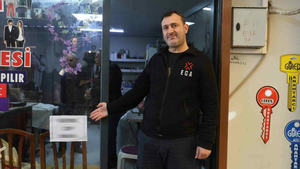 İşyerinin camına astığı yazıyla ilgi odağı oldu! Cimrilerin inadına kaldırmıyor