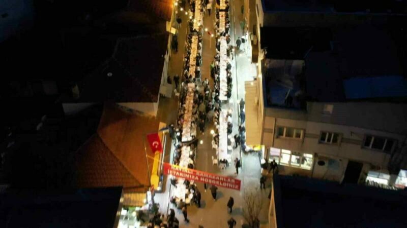 Bursa’nın meşhur iftarı! Tam 4 bin 500 kişilik uzun masa….