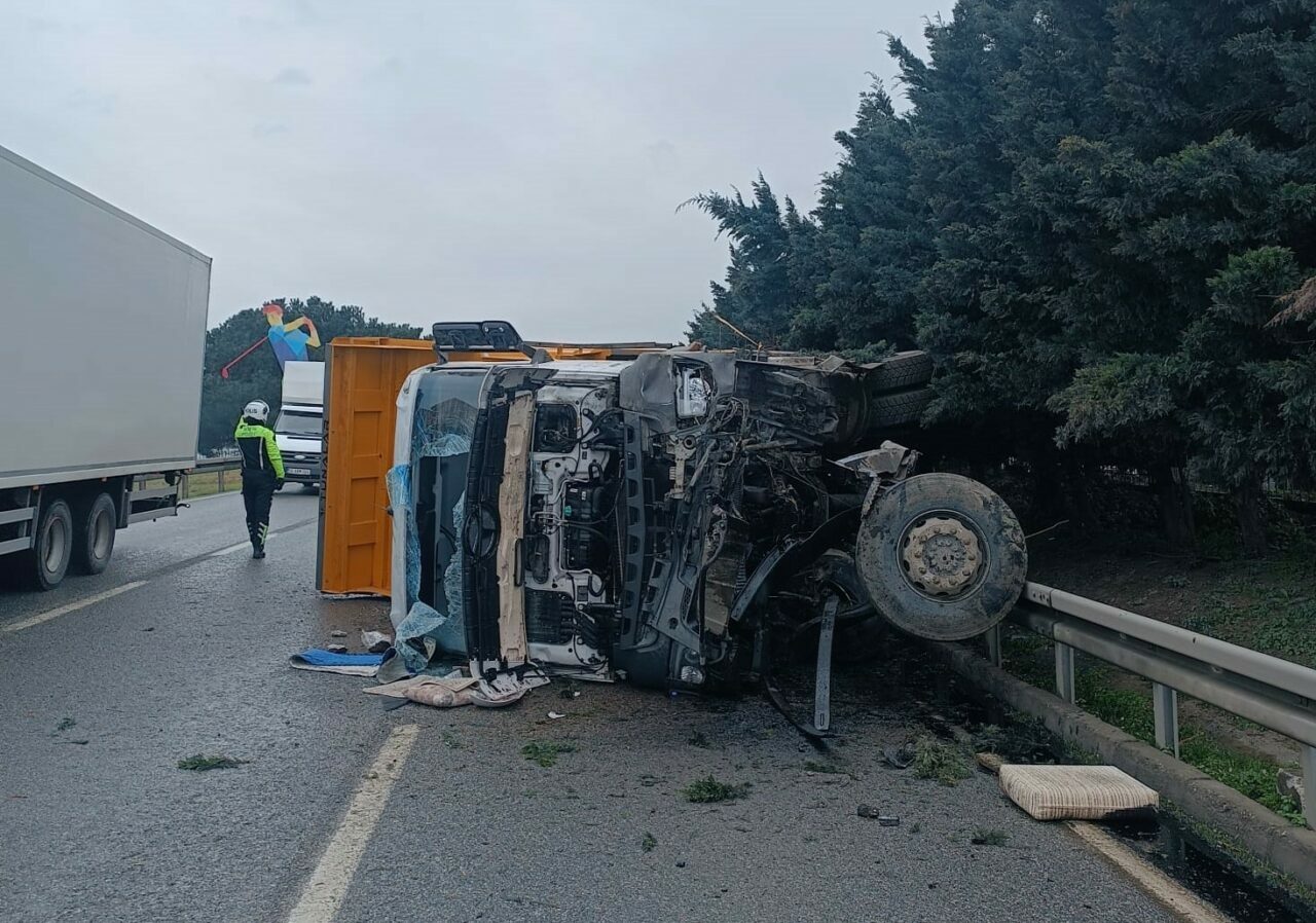 Kamyon bariyerlere çarpıp yan yattı; 1 yaralı