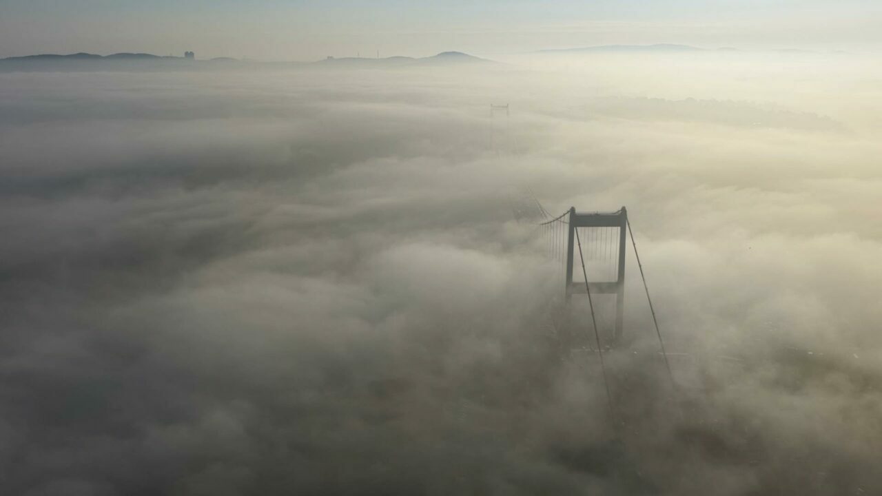 İstanbul'da etkili olan sis nedeniyle bazı bölgelerde görüş mesafesi düştü,