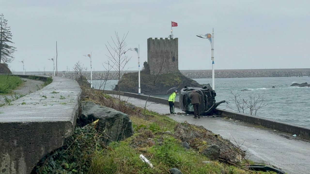 Kayganlaşan yolda otomobil takla attı