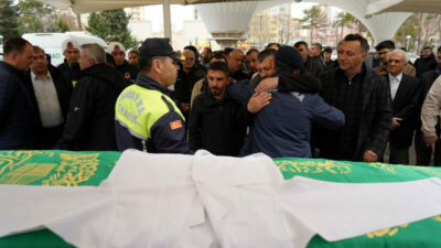 Tıp öğrencisi Yaren’e veda! Arkadaşları beyaz önlükle katıldı