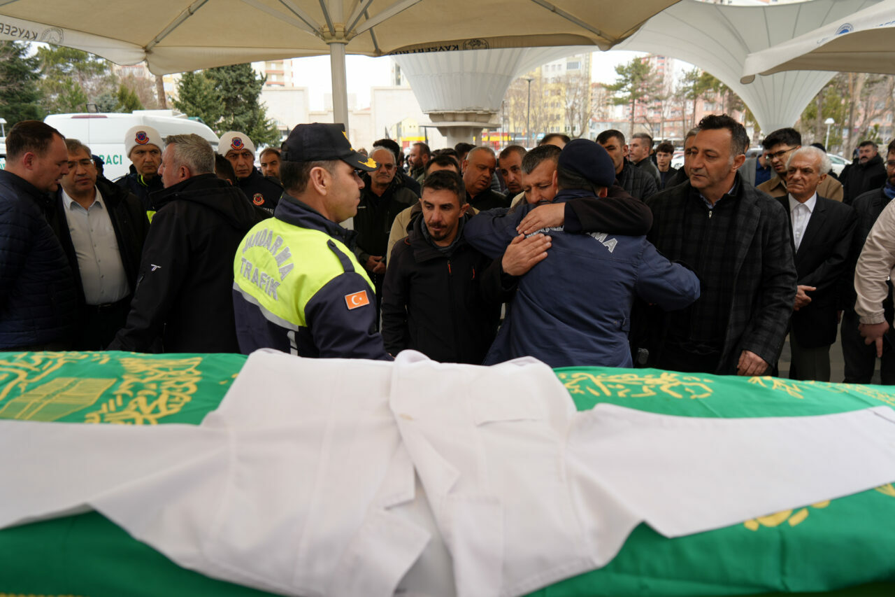 Tıp öğrencisi Yaren’e veda! Arkadaşları beyaz önlükle katıldı Tıp öğrencisi Yaren’e veda! Arkadaşları beyaz önlükle katıldı