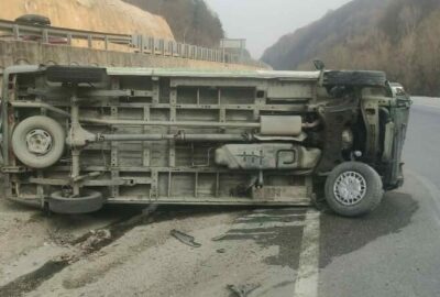 Bursa’da minibüs takla attı