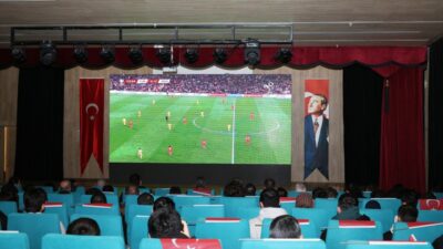 Bursa’da milli maç heyecanı dev ekranda yaşandı