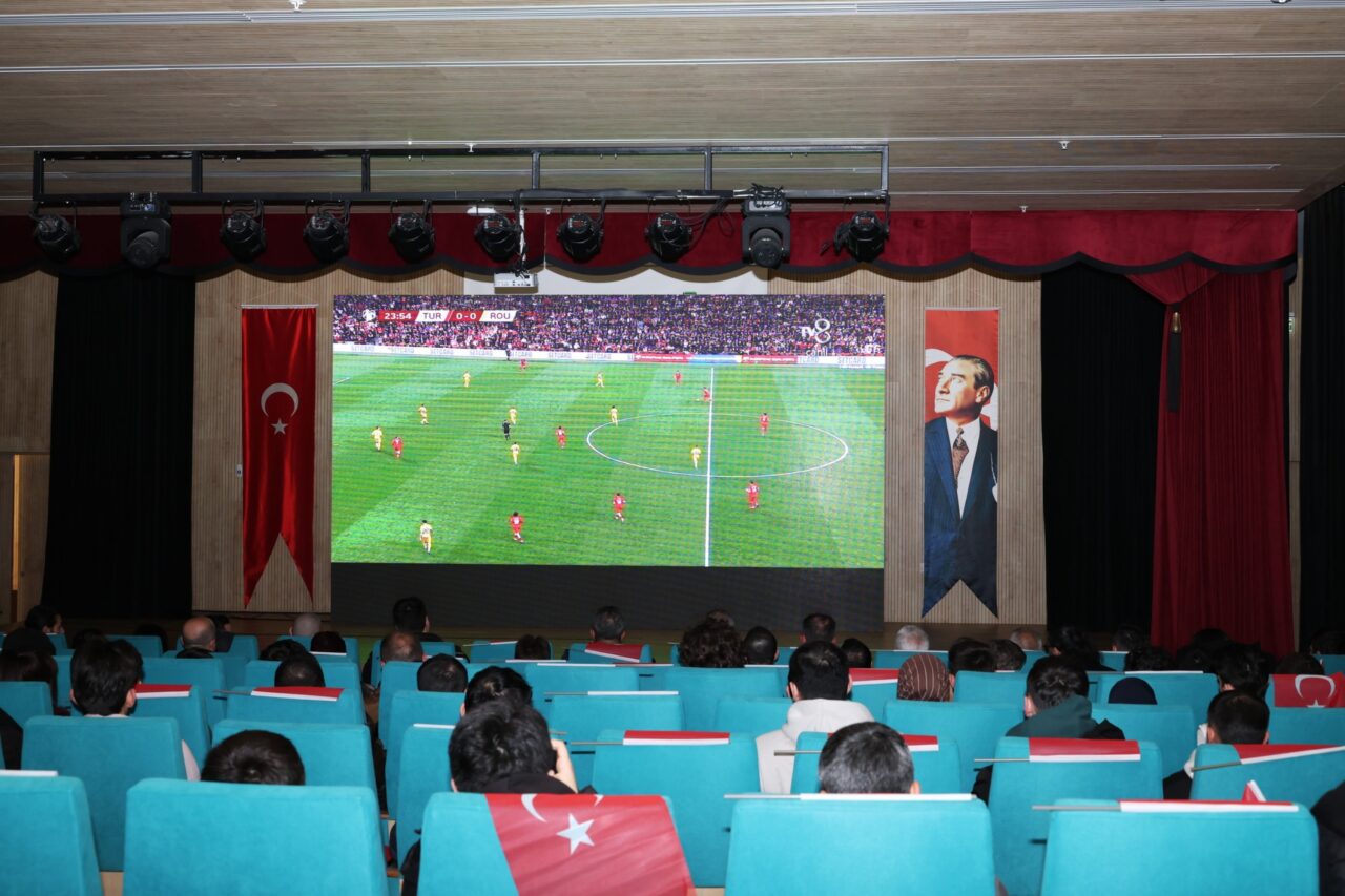 Bursa’da milli maç heyecanı dev ekranda yaşandı