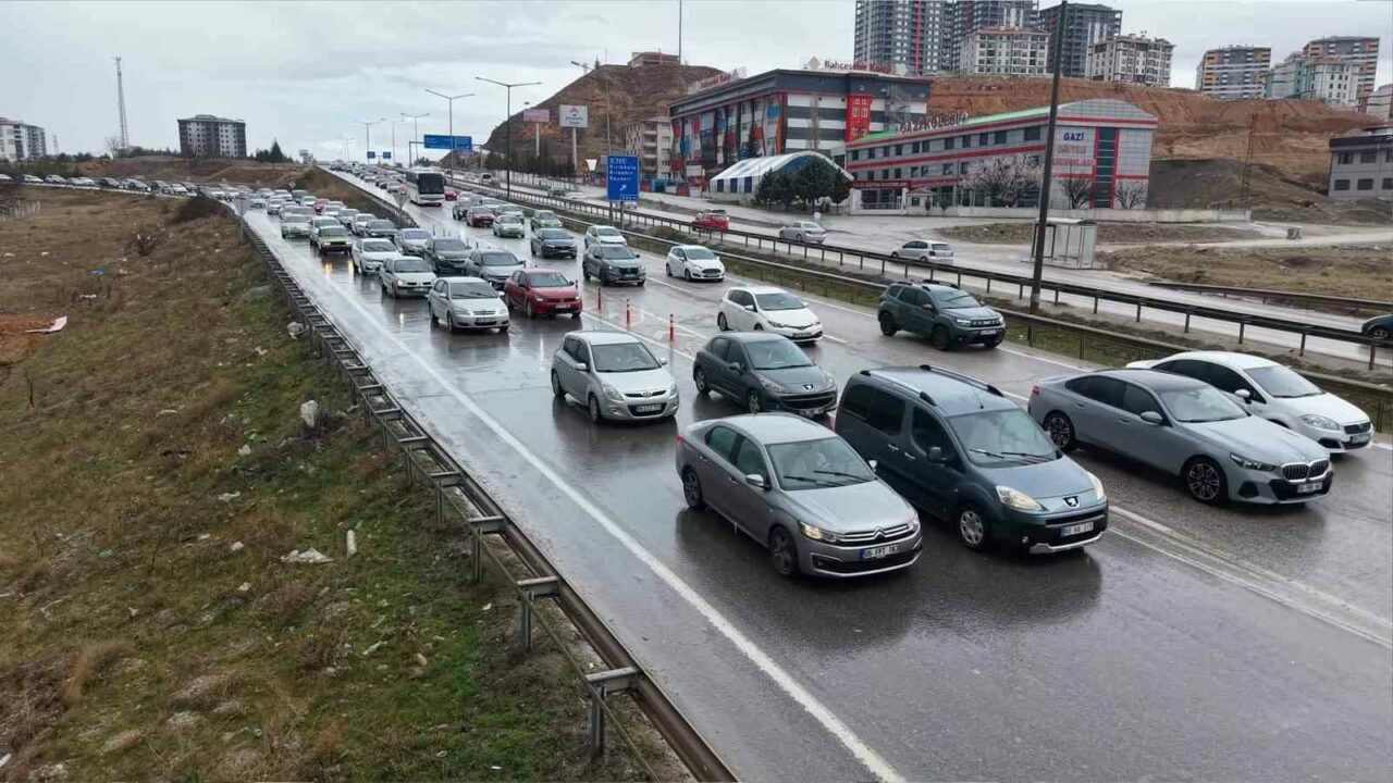 43 ilin geçiş noktasında yoğun trafik