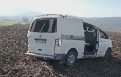Minibüs tarlaya uçtu; Yaralılar var