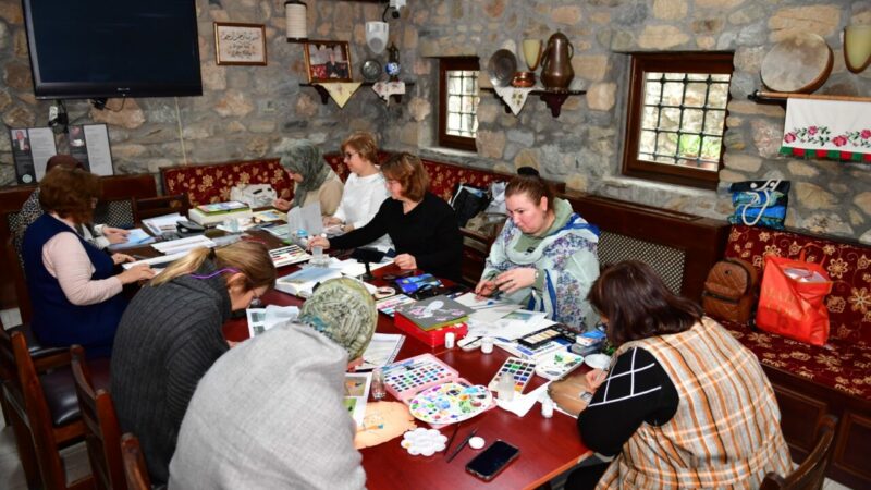 Osmangazi Belediyesi’nin hayata geçirdiği minyatür kursu, kadınların yoğun ilgisiyle kültürel