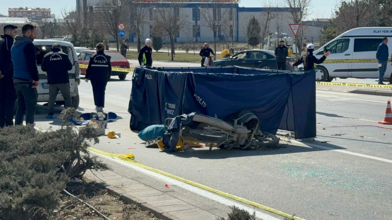 Motosikletiyle hafif ticari araca çarpan kurye öldü