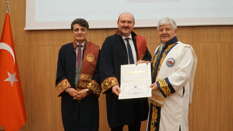 Bursa’nın sağlıkta gurur günü; 44 doktor, profesör ve doçent cübbesi giydi