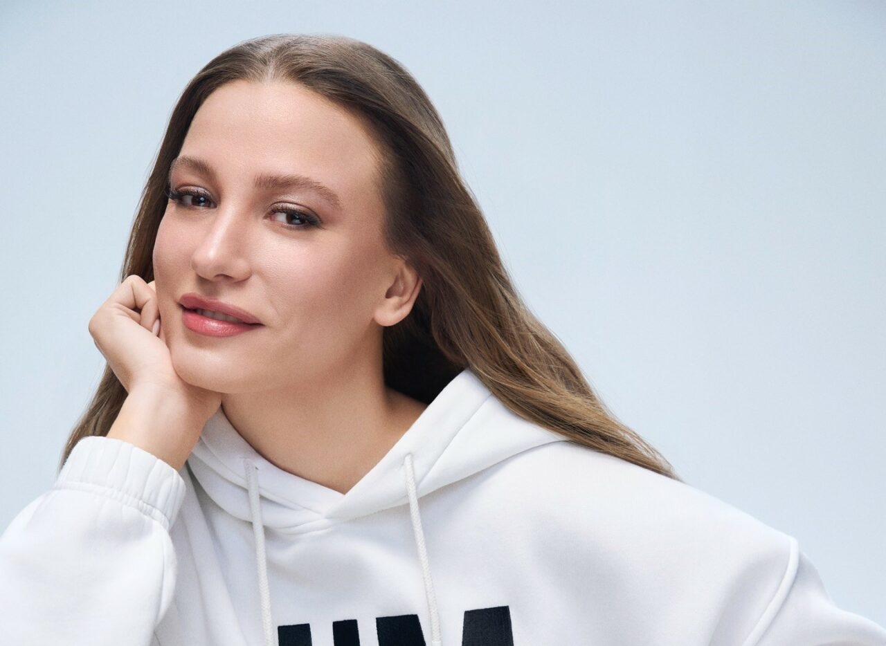 Serenay Sarıkaya tarzıyla Paris’i salladı!