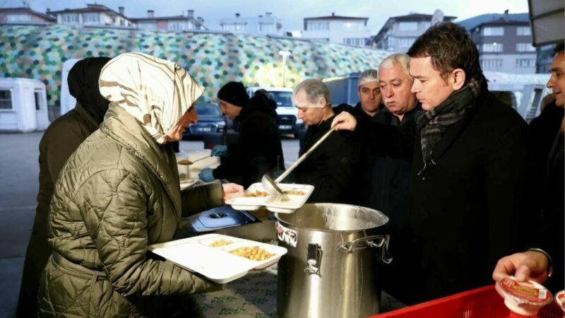 Bursa’nın Osmangazi iftarında yüzlerce kişi bir araya geldi Bursa’nın Osmangazi iftarında yüzlerce kişi bir araya geldi