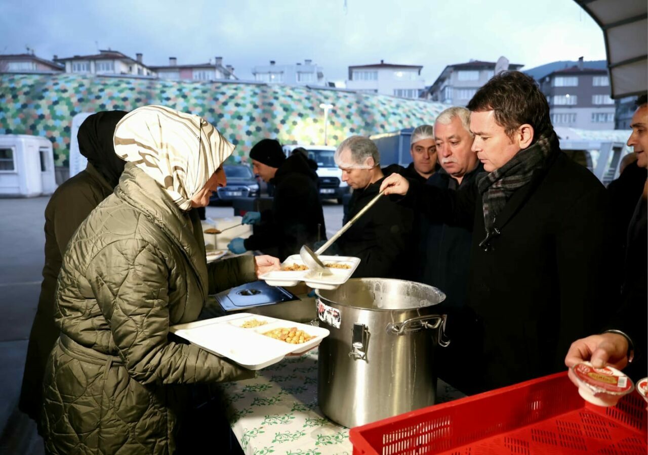 Bursa’nın Osmangazi iftarında yüzlerce kişi bir araya geldi