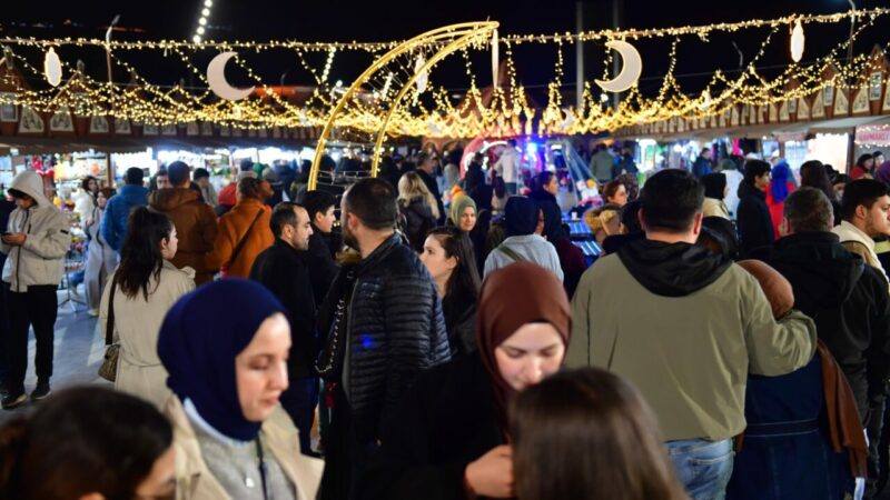 Bursa’nın her akşam tıklım tıklım dolan meydanı