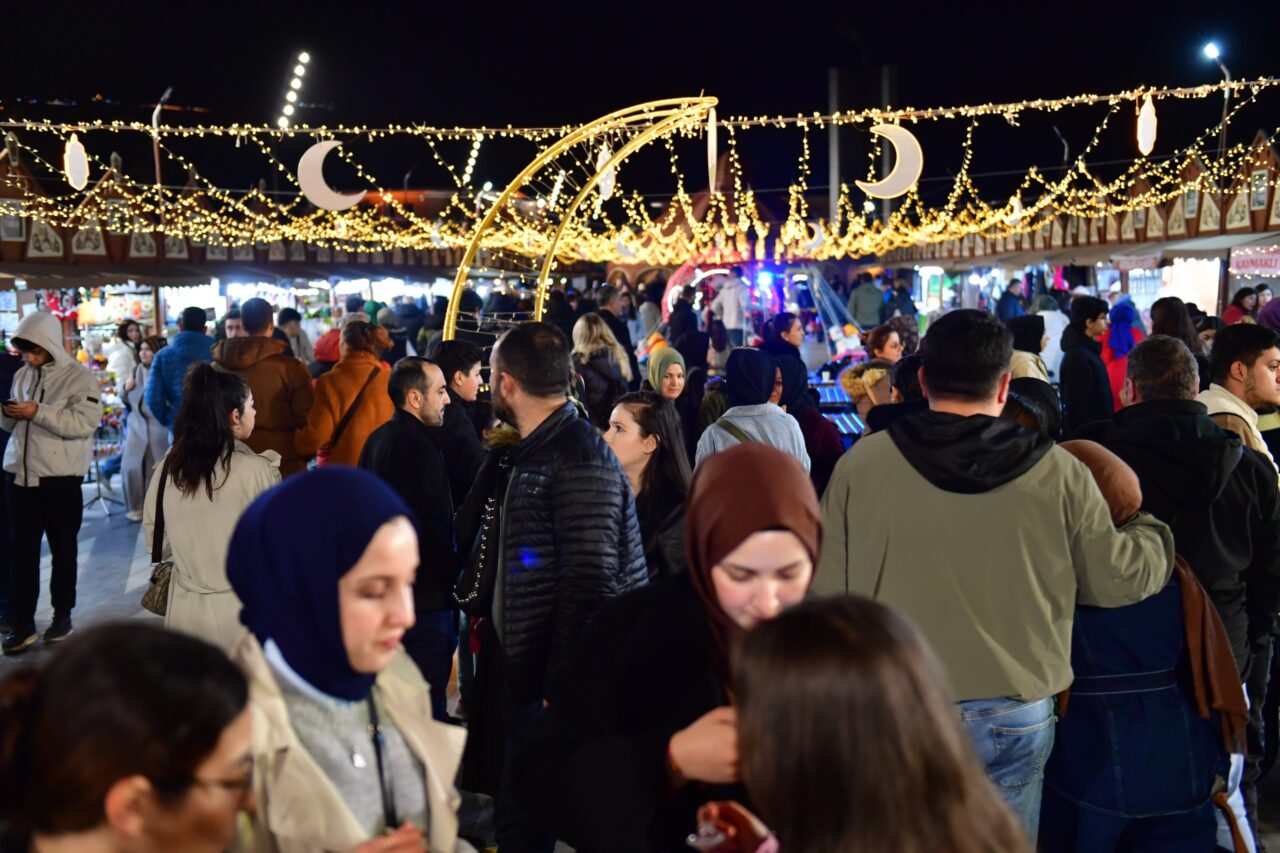 Bursa’nın her akşam tıklım tıklım dolan meydanı