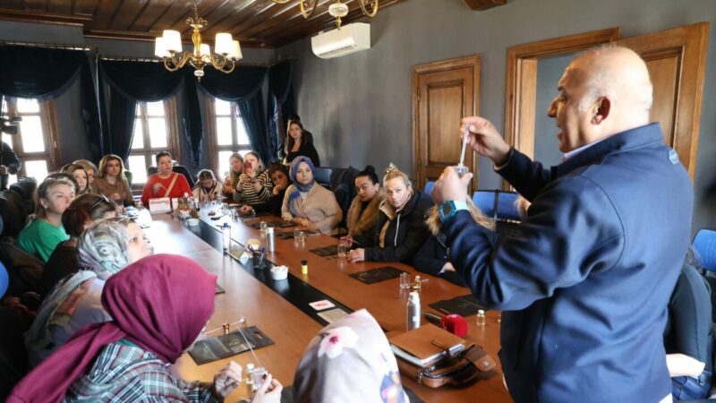 Bursa’da kadınlar parfüm yapmayı öğrendi Bursa’da kadınlar parfüm yapmayı öğrendi