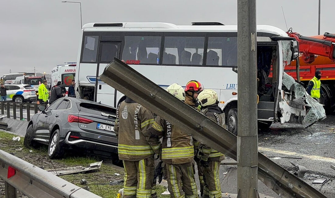 İstanbul'da Kuzey Marmara Otoyolu'nda polisleri taşıyan servis aracı kaza yaptı.