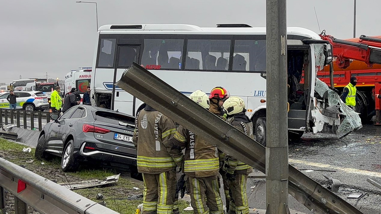 İstanbul'da Kuzey Marmara Otoyolu'nda polisleri taşıyan servis aracı kaza yaptı.