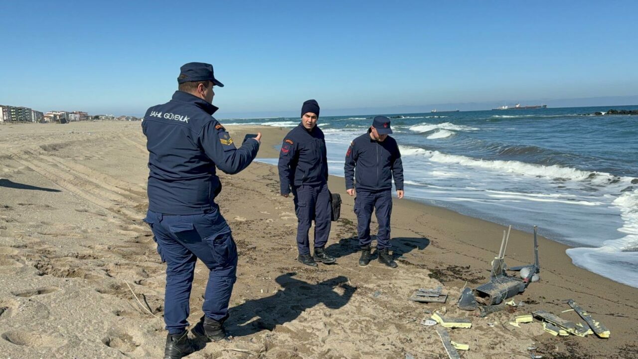 Sahilde parçalanmış İHA bulundu