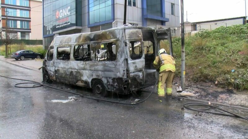 İstanbul Ümraniye'de servis minibüsünde yangın çıktı. Yangın itfaiye ekipleri tarafından