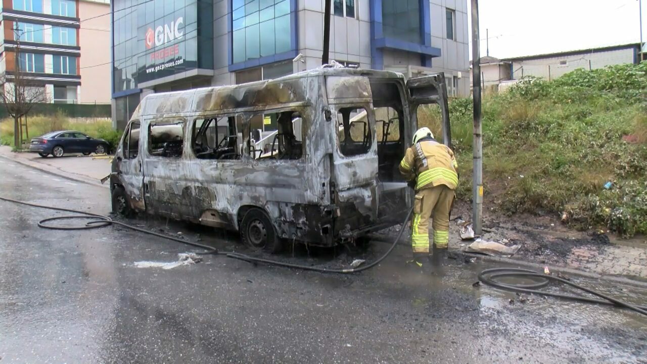 Servis minibüsü alev alev yandı Servis minibüsü alev alev yandı