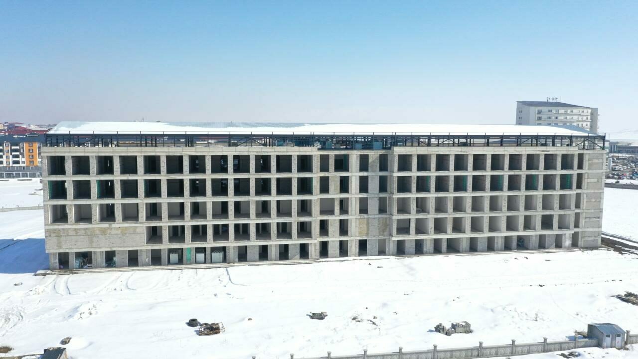 Sismik izolatörlerin kullanıldığı 270 yataklı hastanede sona doğru