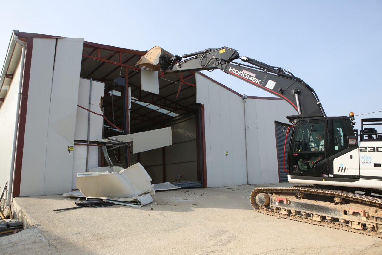 Bursa’daki kaçak yapıya yıkım!