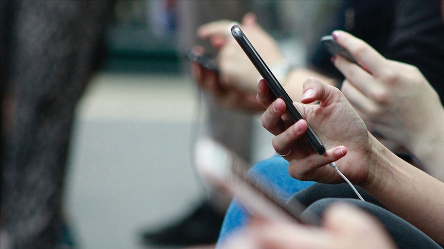 5G teknolojisiyle uyumlu telefon ve sim karta sahip kullanıcılar, hem