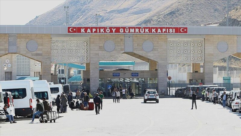 Ticaret Bakanı Ömer Bolat, Türkiye-İran sınırında bulunan Ağrı-Gürbulak, Van-Kapıköy ve