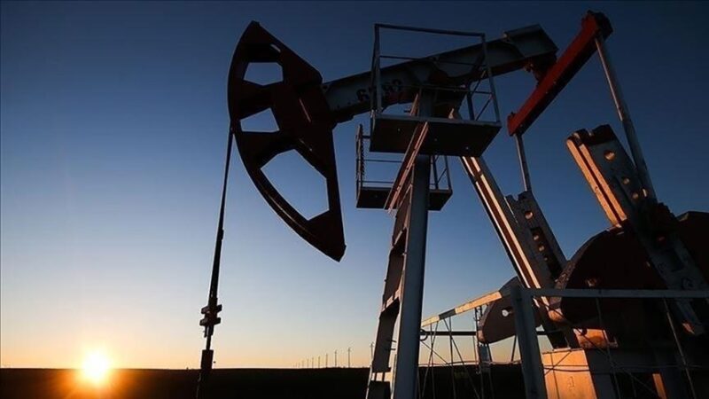 Brent petrolün varili uluslararası vadeli piyasalarda 99,52 dolardan satılıyor.